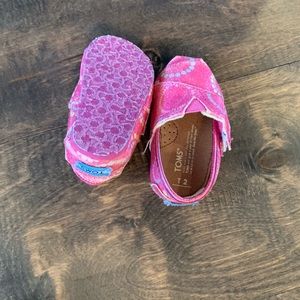 Baby Toms with pink metallic pattern